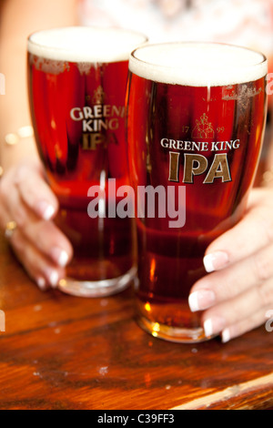 Due pinte di Greene King IPA in bicchieri di marca. Foto Stock