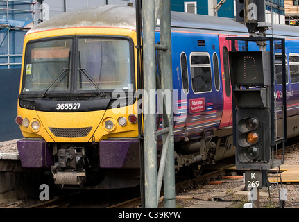 Un treno passa una casella segnale alla stazione di King Cross a Londra. 12/05/09 Foto Stock