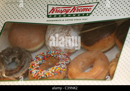 Una selezione di ciambelle Krispy Kreme sul display. Foto Stock