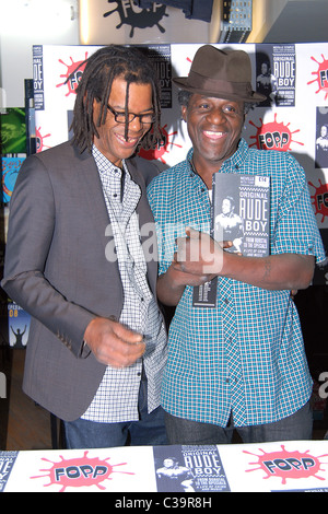 Neville pinzare le copie firmate del suo nuovo libro "originale Rude Boy' a Fopp in Covent Garden. Londra, Inghilterra - 12.05.09. : Foto Stock