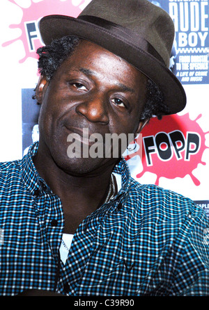 Neville pinzare le copie firmate del suo nuovo libro "originale Rude Boy' a Fopp in Covent Garden. Londra, Inghilterra - 12.05.09. : Foto Stock