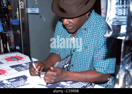 Neville pinzare le copie firmate del suo nuovo libro "originale Rude Boy' a Fopp in Covent Garden. Londra, Inghilterra - 12.05.09. : Foto Stock