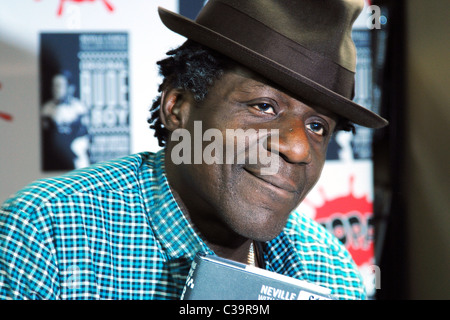 Neville pinzare le copie firmate del suo nuovo libro "originale Rude Boy' a Fopp in Covent Garden. Londra, Inghilterra - 12.05.09. : Foto Stock