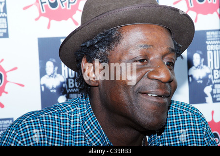 Neville pinzare le copie firmate del suo nuovo libro "originale Rude Boy' a Fopp in Covent Garden. Londra, Inghilterra - 12.05.09. : Foto Stock