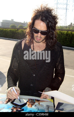 Russell Brand firma autografi per i fan al di fuori "l'esposizione di stasera con Jay Leno' Los Angeles, California - 11.05.09 Foto Stock