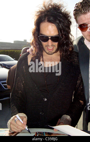 Russell Brand firma autografi per i fan al di fuori "l'esposizione di stasera con Jay Leno' Los Angeles, California - 11.05.09 Foto Stock