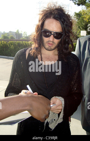 Russell Brand firma autografi per i fan al di fuori "l'esposizione di stasera con Jay Leno' Los Angeles, California - 11.05.09 Foto Stock