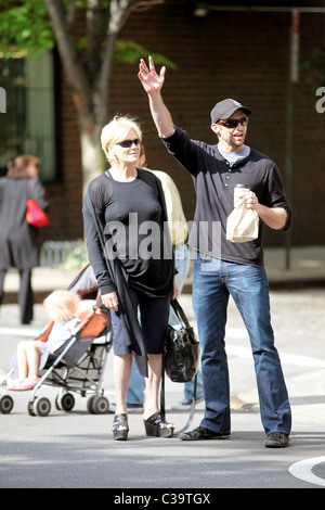 Hugh Jackman saluta un taxi per sua moglie Deborra-Lee Furness in SoHo di  New York City, Stati Uniti d'America - 12.05.09 Foto stock - Alamy