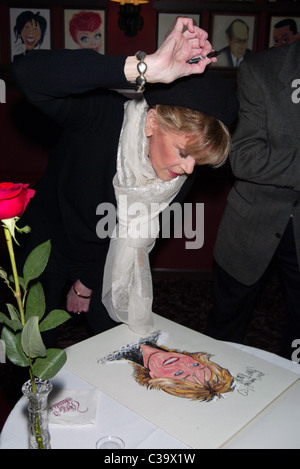 Jane Fonda scoprimento della Jane Fonda Muro delle Celebrità caricatura a sardi del ristorante di Broadway a New York City, Stati Uniti d'America - 12.05.09 Foto Stock