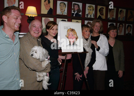 Jane Fonda scoprimento della Jane Fonda Muro delle Celebrità caricatura a sardi del ristorante di Broadway a New York City, Stati Uniti d'America - 12.05.09 Foto Stock