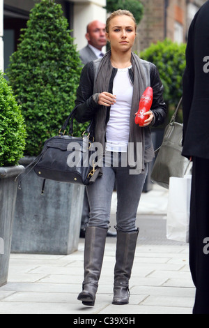 Hayden Panettiere visto da shopping con amici in Soho che porta una bottiglia di 'Neuro Sonic' energy drink. Londra, Inghilterra - Foto Stock