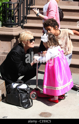 Deborra-Lee Furness, figlia Ava Eliot Jackman e figlio di Oscar Massimiliano Jackman Hugh Jackman e sua moglie godere di una giornata fuori e Foto Stock