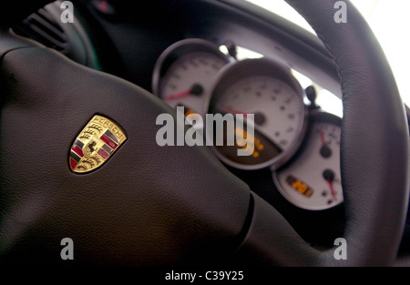 La figura mostra il volante e quadranti di una Porsche veicolo. Foto Stock