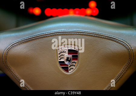 Un ritratto di close-up di una Porsche il volante e il cruscotto. Foto Stock