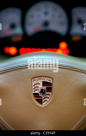 Un ritratto di close-up di una Porsche il volante e il cruscotto. Foto Stock