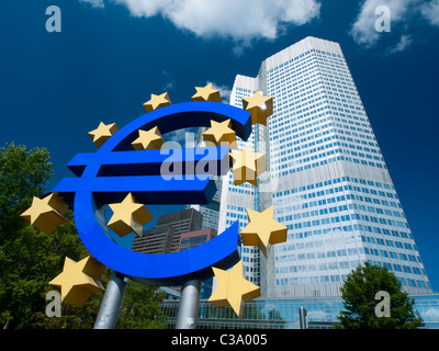 Il simbolo dell'euro al di fuori della Banca centrale europea (BCE) in Frankfurt am Main Hessen Germania Foto Stock