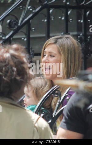 Jennifer Aniston detiene un bambino mentre sul set del suo nuovo film 'L' Baster New York City, Stati Uniti d'America - 13.05.09 Foto Stock