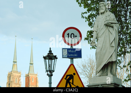 San Giovanni Evangelista statua e le torri della cattedrale di Wroclaw Ostrow Tumski Foto Stock