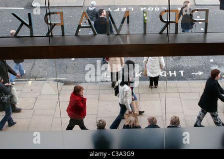 La gente camminare passato l'ammiraglia Primark store su Oxford Street, Londra. Foto Stock