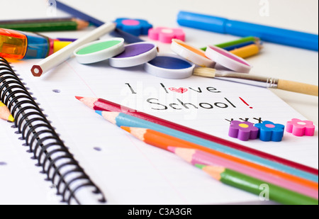 Le cose per la scuola su sfondo bianco Foto Stock