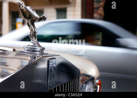 Una vista laterale di dettaglio di una Rolls-Royce auto e il suo logo, la famosa donna alata statua Foto Stock