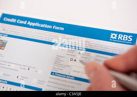 Immagine illustrativa di una persona di applicare per un RBS carta di credito. Foto Stock