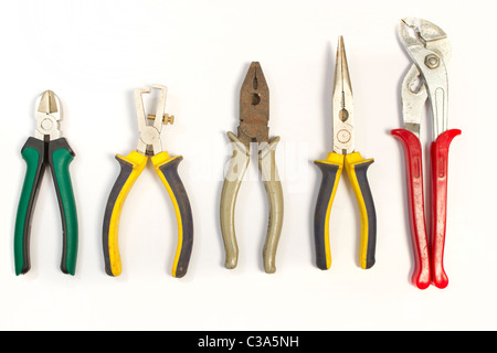 Set di diversi tipi di pinze usate per impianti elettrici Foto Stock