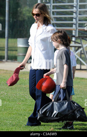 Calista Flockhart e suo figlio Liam, lasciando a Brentwood park dopo una partita di Los Angeles, California - 15.05.09 Foto Stock