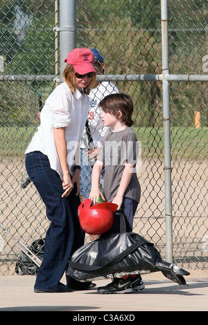 Calista Flockhart e suo figlio Liam, lasciando a Brentwood park dopo una partita di Los Angeles, California - 15.05.09 Foto Stock