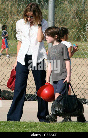 Calista Flockhart e suo figlio Liam, lasciando a Brentwood park dopo una partita di Los Angeles, California - 15.05.09 Foto Stock