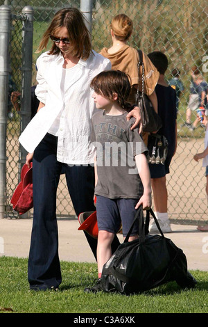 Calista Flockhart e suo figlio Liam, lasciando a Brentwood park dopo una partita di Los Angeles, California - 15.05.09 Foto Stock