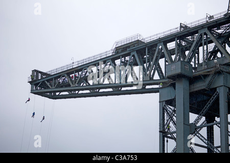 Tre persone completano una carità calata dall'Finnieston gru, Stobcross Glasgow. La Scozia, Regno Unito. Foto Stock