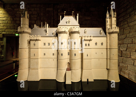 Un modello del forte medievale che esisteva sul sito del Museo del Louvre, Parigi Foto Stock