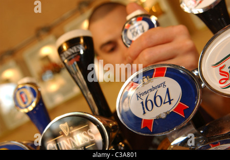 Una pompa di Kronenbourg, a Scottish and Newcastle marca. Foto Stock