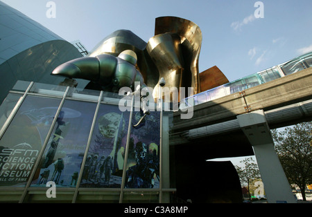 Seattle, WA, la monorotaia entrando nel Museo della Fantascienza. Foto Stock