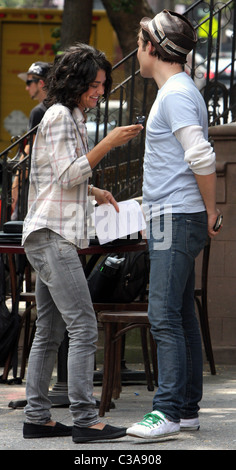 Ed Westwick e Jessica Szohr sul set di un film di "Gossip Girl' di riprese in Brooklyn New York City, Stati Uniti d'America - 25.08.08 MeetTheFamous/ Foto Stock