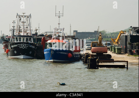 Il Cockle barche attraccate al molo nella vecchia Leigh, Essex Foto Stock