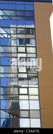 L'Hilton Hotel Leeds si riflette in un blocco di uffici di windows Foto Stock