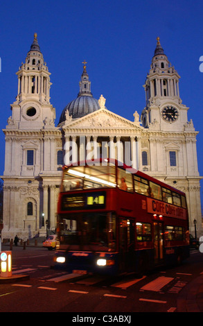 Un rosso London bus passa davanti alla Cattedrale di San Paolo. Foto Stock