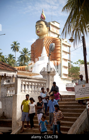 Visitatori presso Sri Lankas più grande statua del Buddha a Wewurukannala Vihara tempio vicino Dikwella, Pussalagoda, Sri Lanka, Walasgala Foto Stock