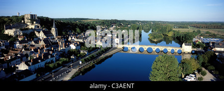 Francia, Loir et Cher, Montrichard Village e il fiume Cher (vista aerea) Foto Stock