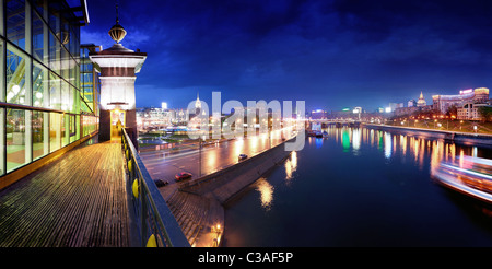 Notte di Mosca. Il fiume di Mosca. Berezhkovskaya Embankment. Foto Stock