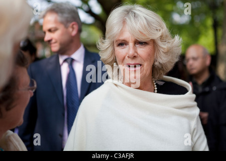 Camilla Parker Bowles incontra il pubblico sul Mall, Londra Foto Stock