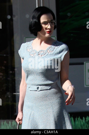 Dita Von Teese cercando glamour mentre fuori shopping in Hollywood Los Angeles, California - 05.05.09 Owen Beiny / Foto Stock