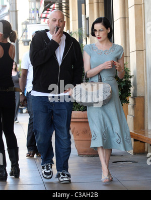 Dita Von Teese cercando glamour mentre fuori shopping a Hollywood con un compagno di sesso maschile di Los Angeles, California - 05.05.09 Owen Foto Stock