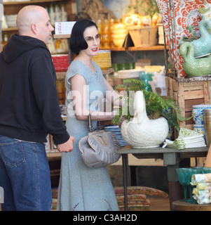 Dita Von Teese cercando glamour mentre fuori shopping a Hollywood con un compagno di sesso maschile di Los Angeles, California - 05.05.09 Owen Foto Stock