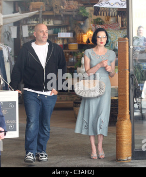 Dita Von Teese cercando glamour mentre fuori shopping a Hollywood con un compagno di sesso maschile di Los Angeles, California - 05.05.09 Owen Foto Stock