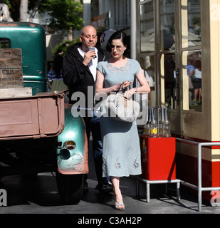 Dita Von Teese cercando glamour mentre fuori shopping a Hollywood con un compagno di sesso maschile di Los Angeles, California - 05.05.09 Owen Foto Stock