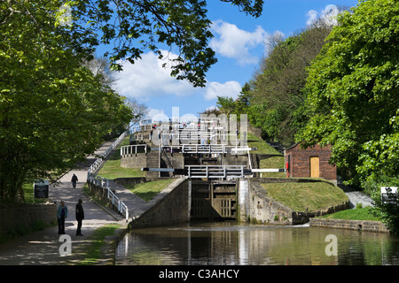 Aumento di cinque serrature su Leeds e Liverpool Canal, Bingley, West Yorkshire, Regno Unito Foto Stock