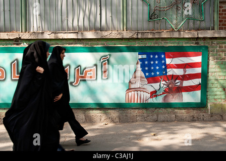 Anti-american murale a Teheran in Iran con donne velate Foto Stock